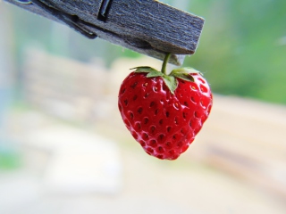 Red Strawberry Heart wallpaper 320x240
