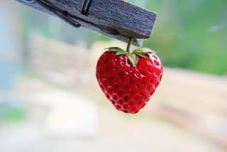 Free Red Strawberry Heart Picture for Android, iPhone and iPad