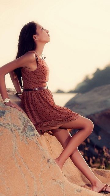 Das Brunette Girl Posing On Rocks Wallpaper 360x640