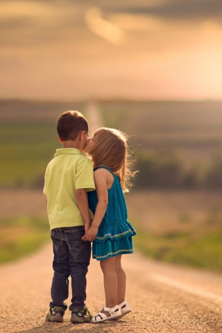 Обои Cute Kids Kiss 320x480