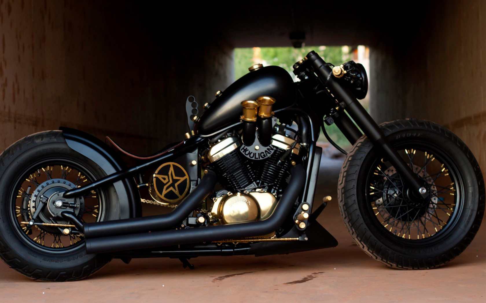 Screenshot №1 pro téma Bobber Hooligan Bike 1680x1050