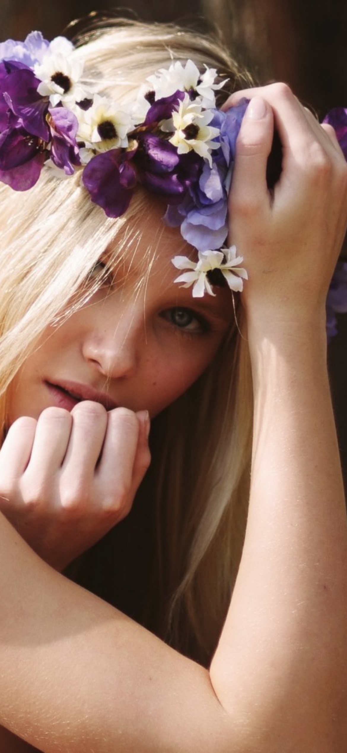 Blonde In Flower Crown screenshot #1 1170x2532