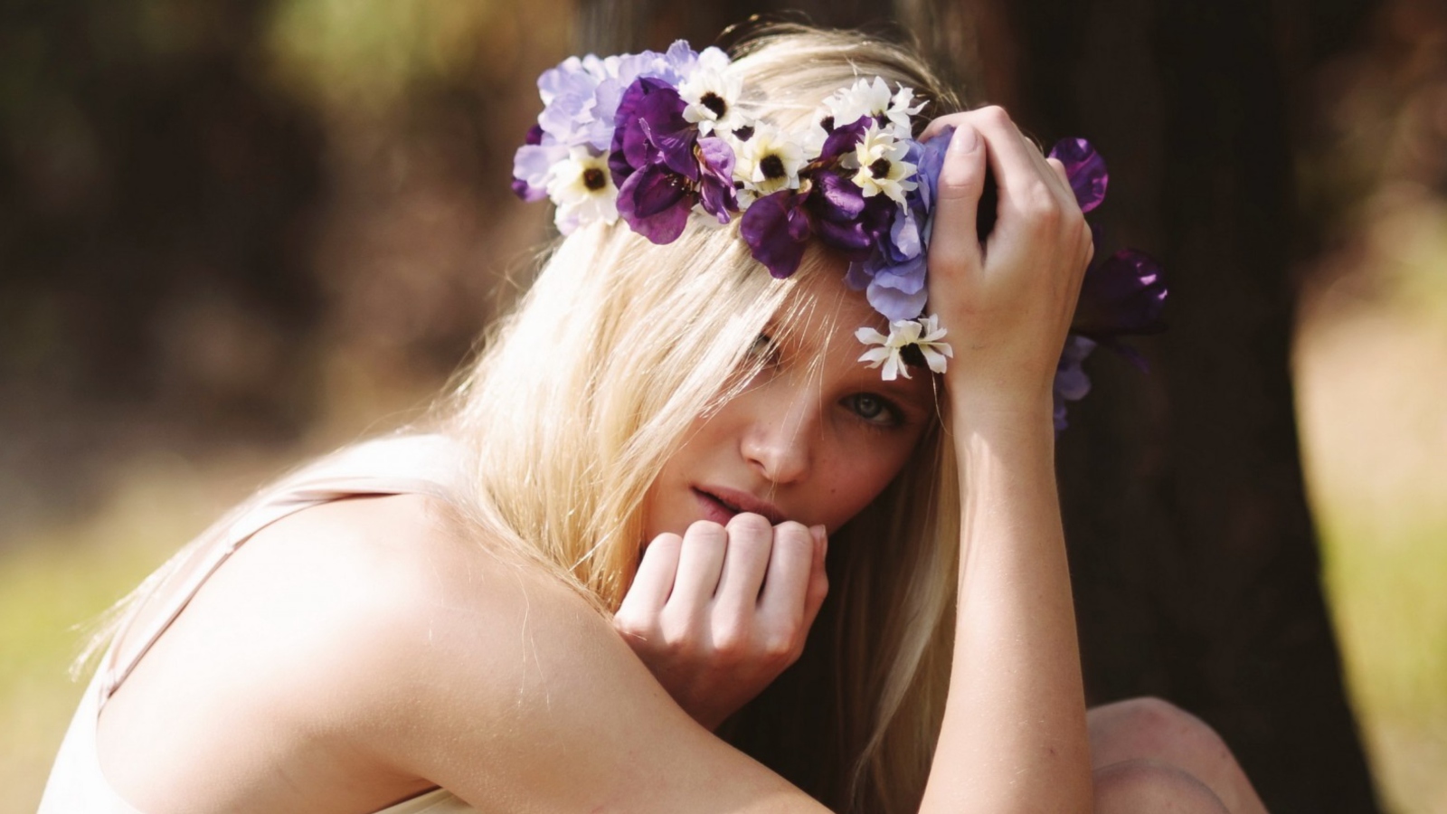 Screenshot №1 pro téma Blonde In Flower Crown 1600x900