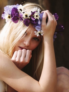 Sfondi Blonde In Flower Crown 240x320