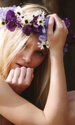 Sfondi Blonde In Flower Crown 240x400