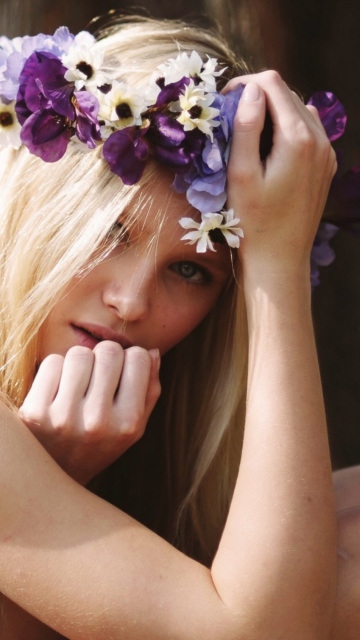 Обои Blonde In Flower Crown 360x640