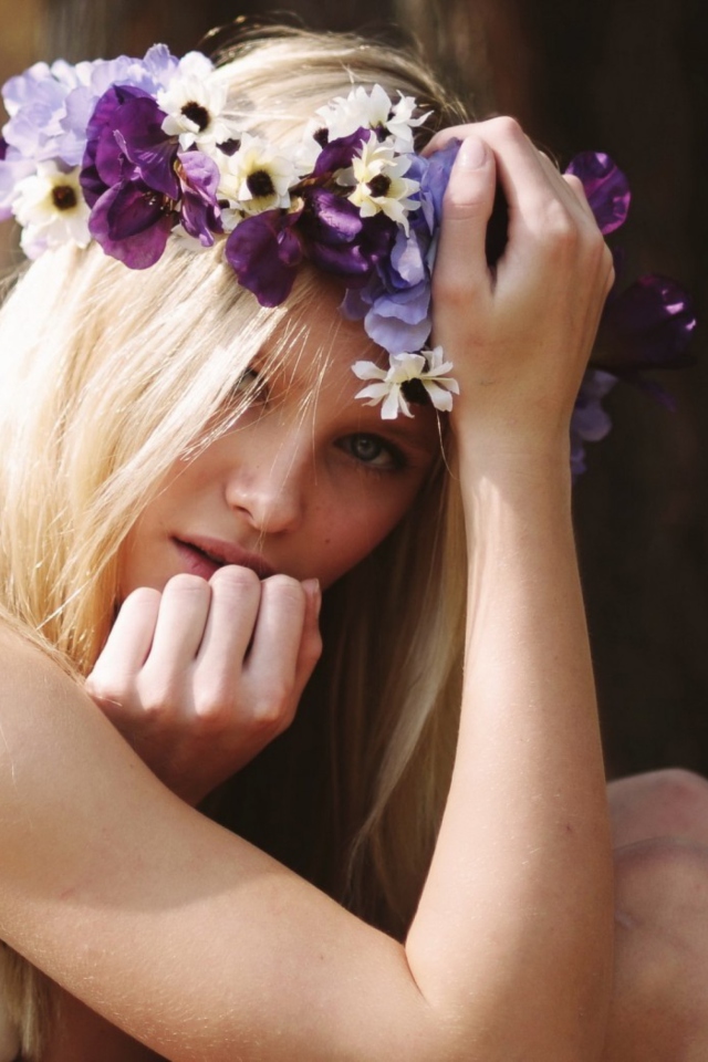 Fondo de pantalla Blonde In Flower Crown 640x960