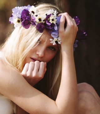 Kostenloses Blonde In Flower Crown Wallpaper für 240x320