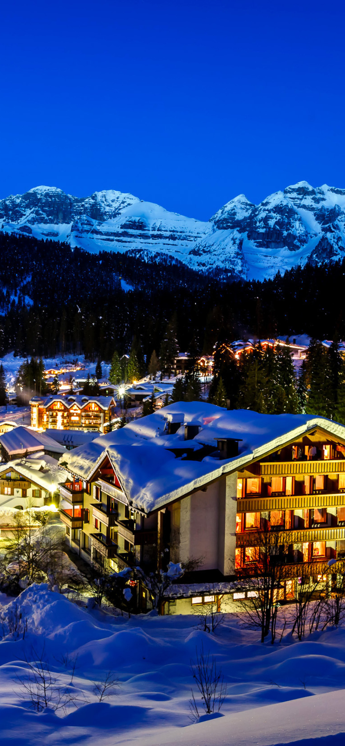 Sfondi Madonna di campiglio town in Italy Alps 1170x2532