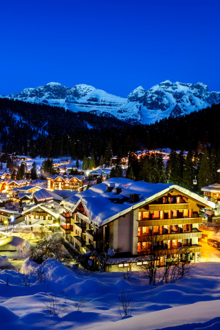 Обои Madonna di campiglio town in Italy Alps 320x480