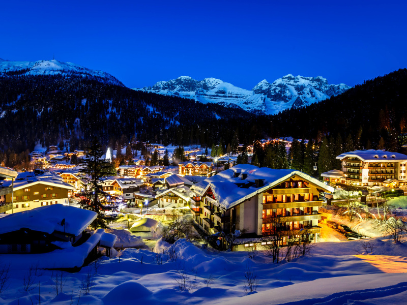 Обои Madonna di campiglio town in Italy Alps 800x600