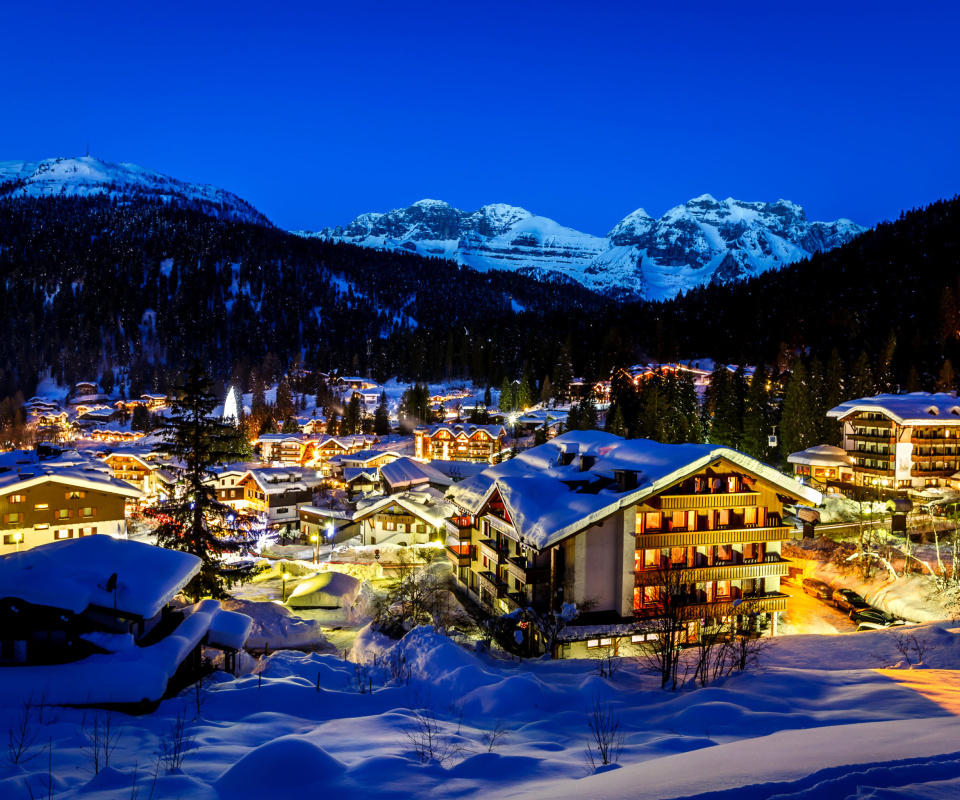 Fondo de pantalla Madonna di campiglio town in Italy Alps 960x800