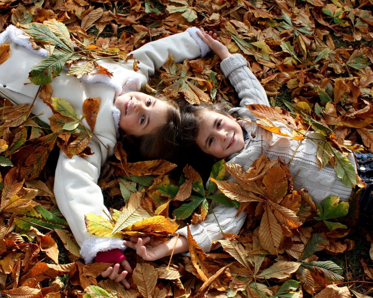 Das Cute Child Girls On Autumn Leaves Carpet Wallpaper 1280x1024
