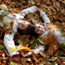 Das Cute Child Girls On Autumn Leaves Carpet Wallpaper 128x128