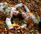 Das Cute Child Girls On Autumn Leaves Carpet Wallpaper 176x144