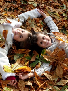 Sfondi Cute Child Girls On Autumn Leaves Carpet 240x320