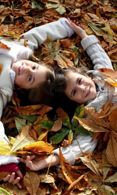 Das Cute Child Girls On Autumn Leaves Carpet Wallpaper 240x400