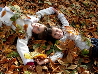 Das Cute Child Girls On Autumn Leaves Carpet Wallpaper 320x240