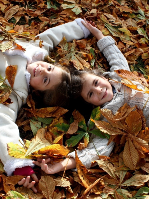 Das Cute Child Girls On Autumn Leaves Carpet Wallpaper 480x640