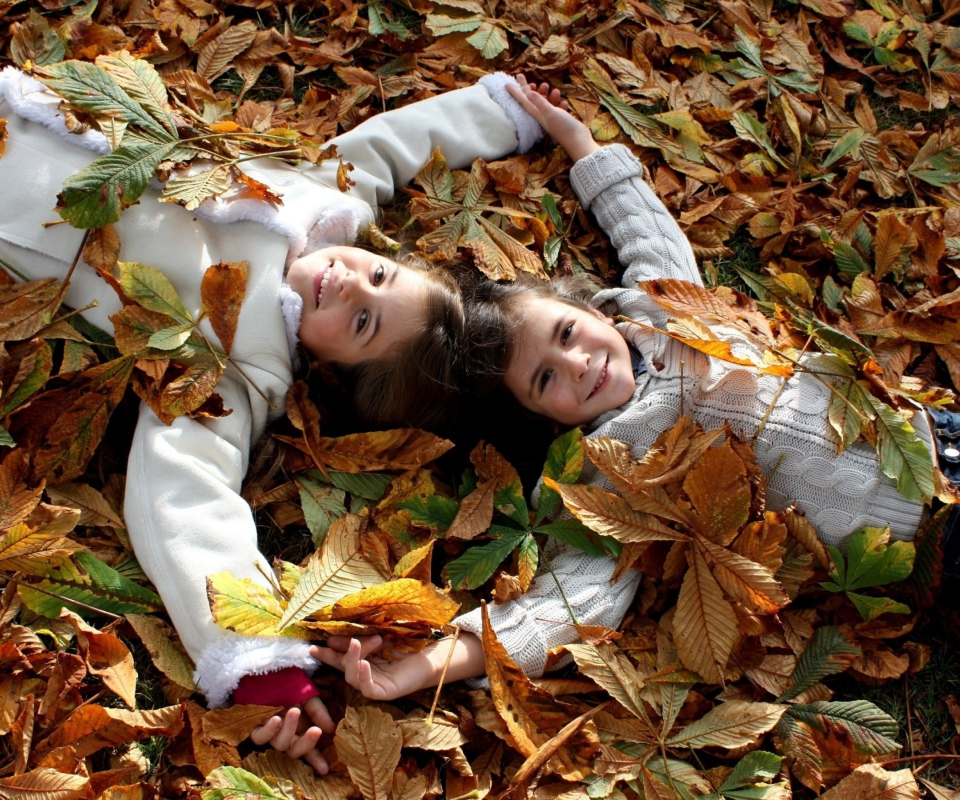 Das Cute Child Girls On Autumn Leaves Carpet Wallpaper 960x800
