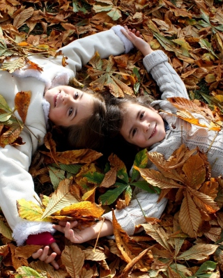 Cute Child Girls On Autumn Leaves Carpet - Fondos de pantalla gratis para Nokia C1-01