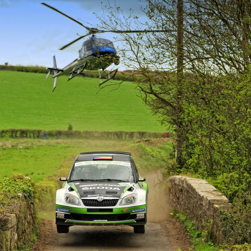 Das Skoda Fabia & Helicopter Wallpaper 1024x1024