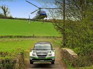 Sfondi Skoda Fabia & Helicopter 320x240