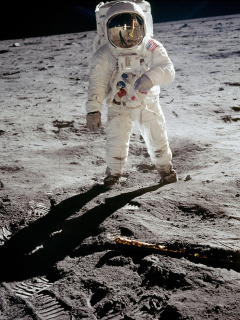 Fondo de pantalla Man On The Moon 240x320
