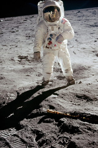 Sfondi Man On The Moon 320x480