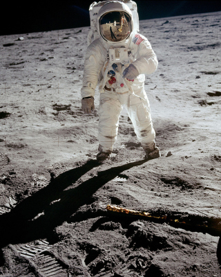 Man On The Moon - Obrázkek zdarma pro iPhone 6 Plus