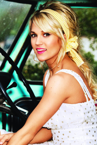 Fondo de pantalla Carrie Underwood American Country Singer 320x480