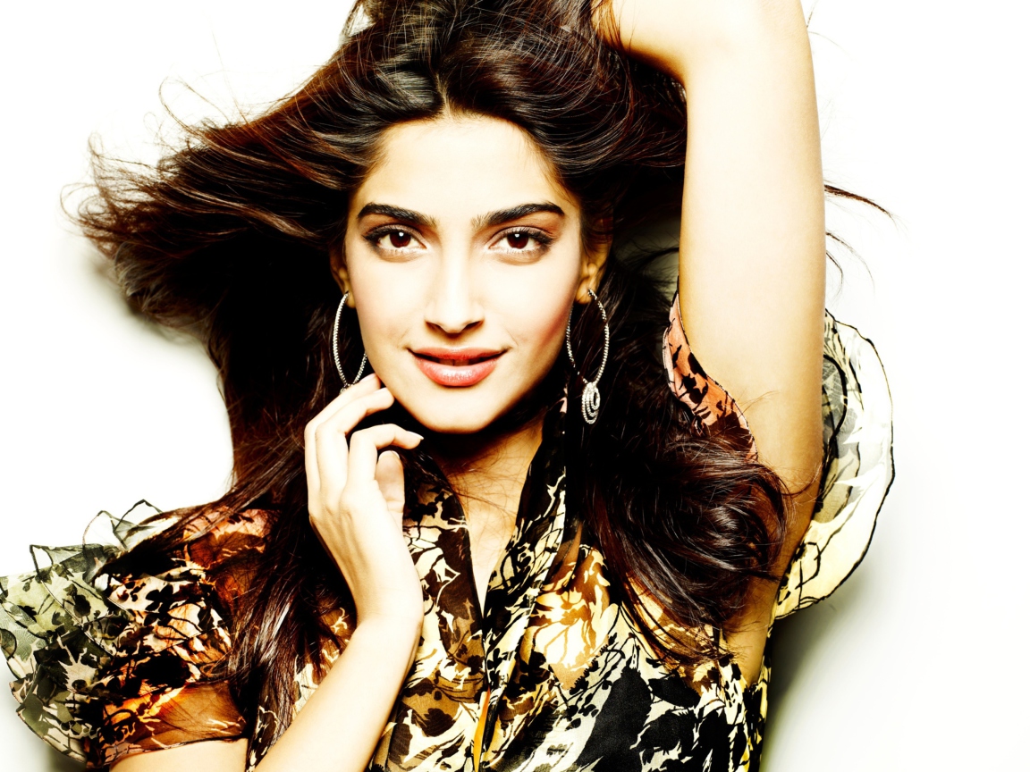 Das Actress Sonam Kapoor Wallpaper 1152x864