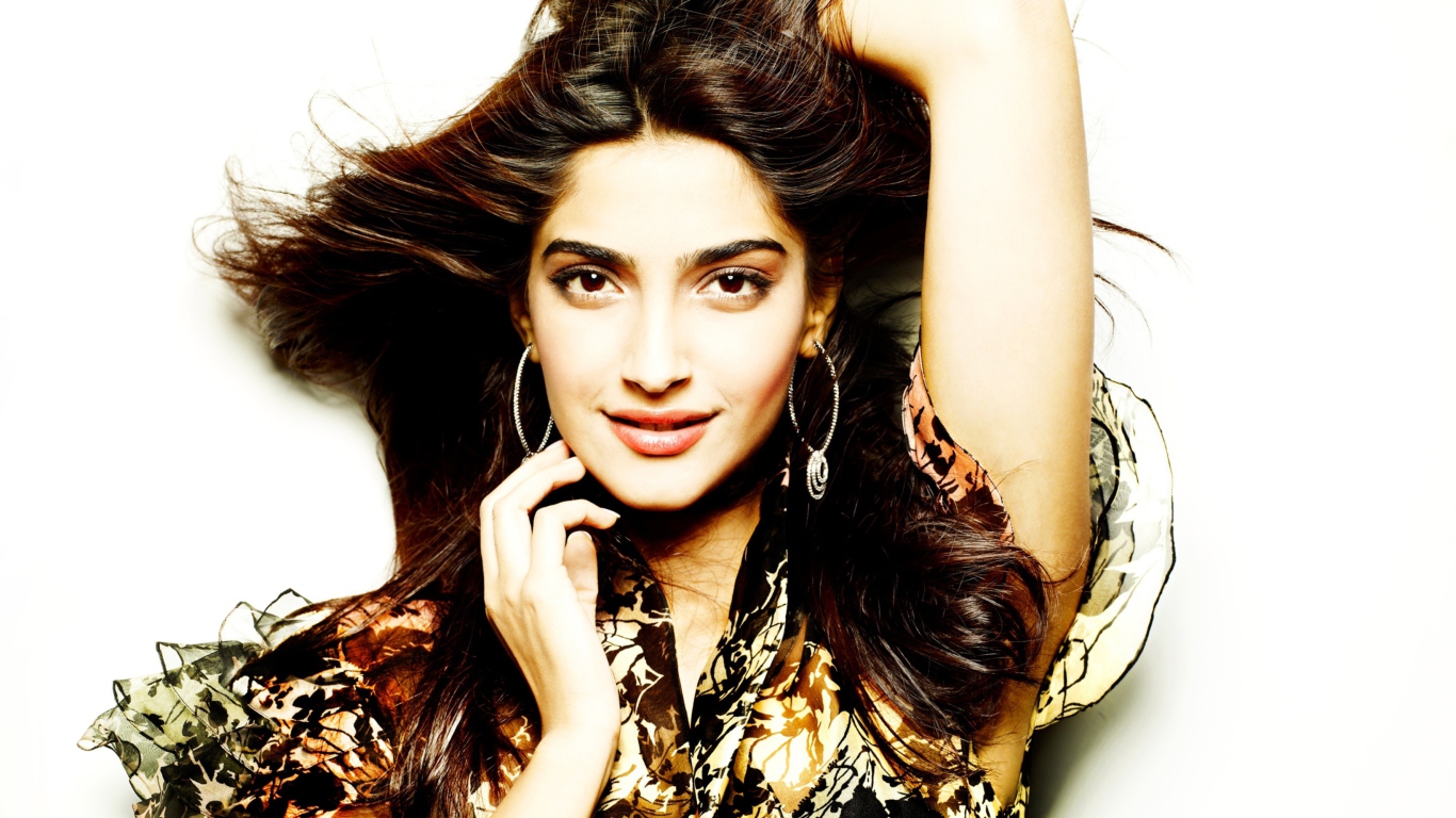 Screenshot №1 pro téma Actress Sonam Kapoor 1366x768