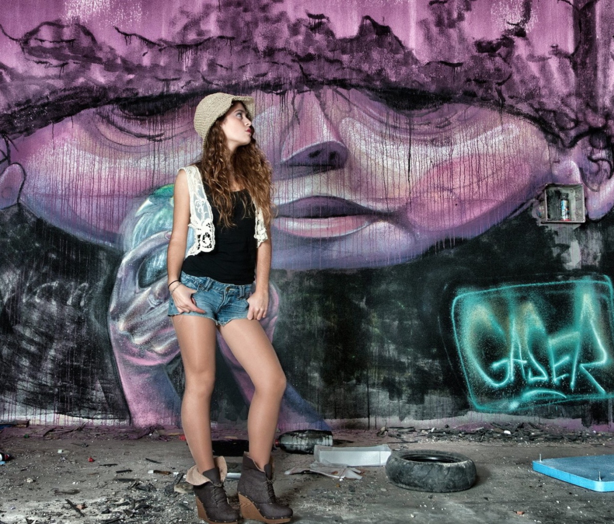 Fondo de pantalla Girl In Front Of Graffiti Wall 1200x1024