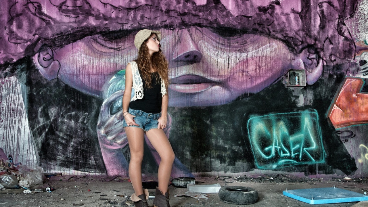 Sfondi Girl In Front Of Graffiti Wall 1280x720