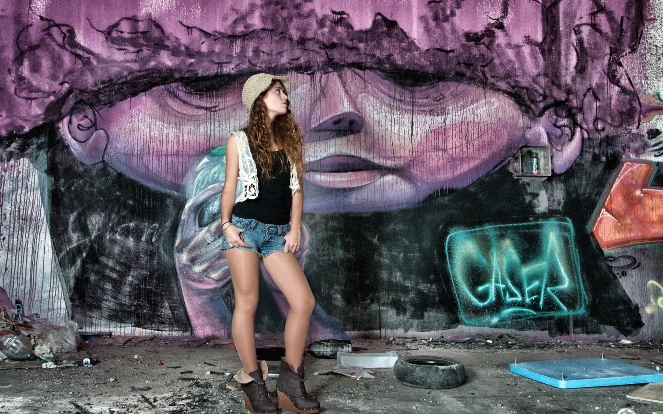 Fondo de pantalla Girl In Front Of Graffiti Wall 2560x1600
