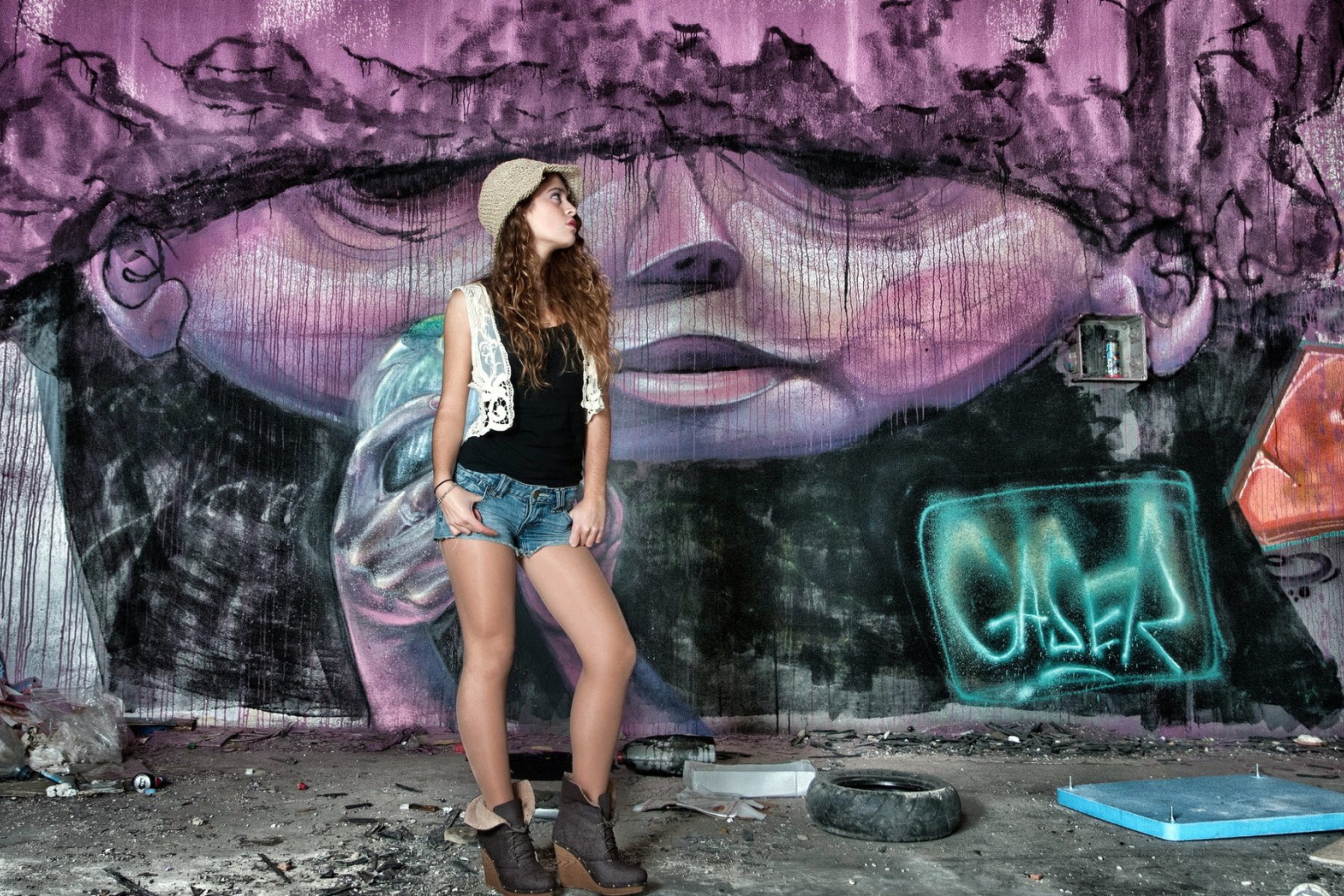 Das Girl In Front Of Graffiti Wall Wallpaper 2880x1920