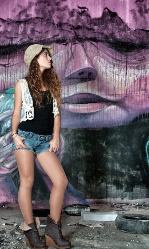 Обои Girl In Front Of Graffiti Wall 480x800