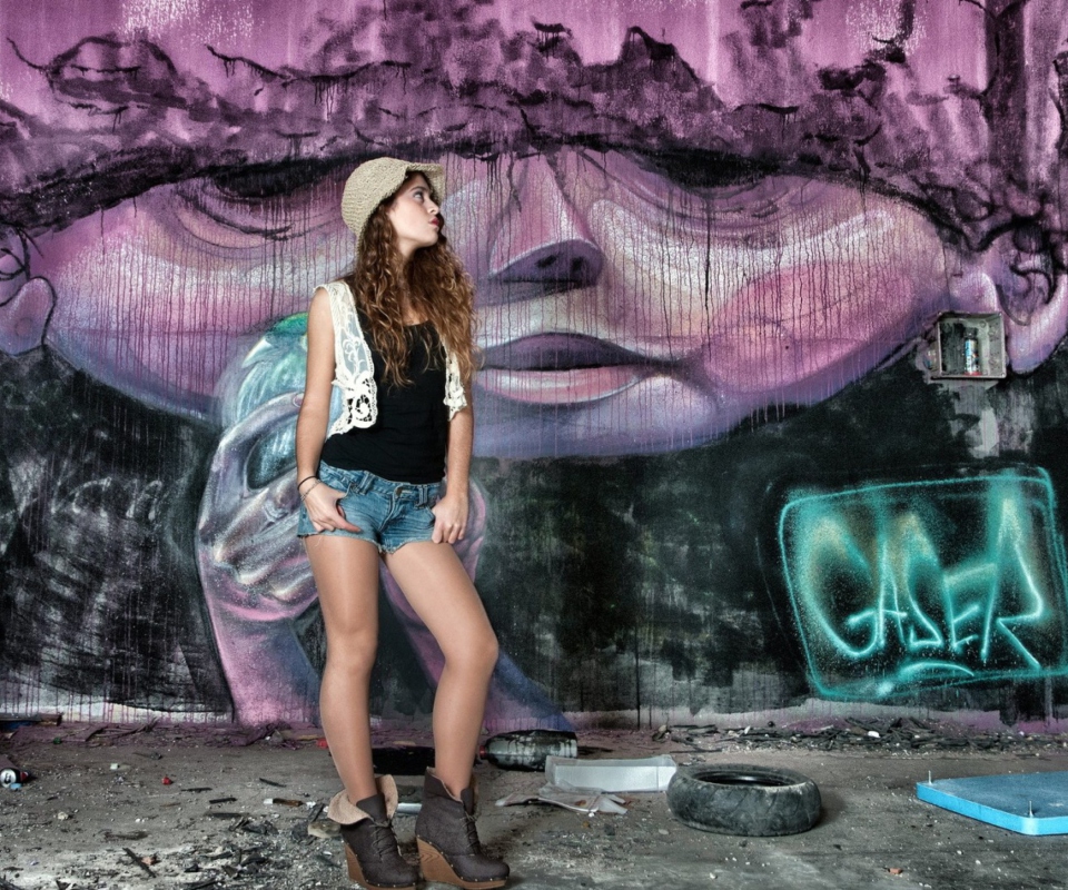 Fondo de pantalla Girl In Front Of Graffiti Wall 960x800
