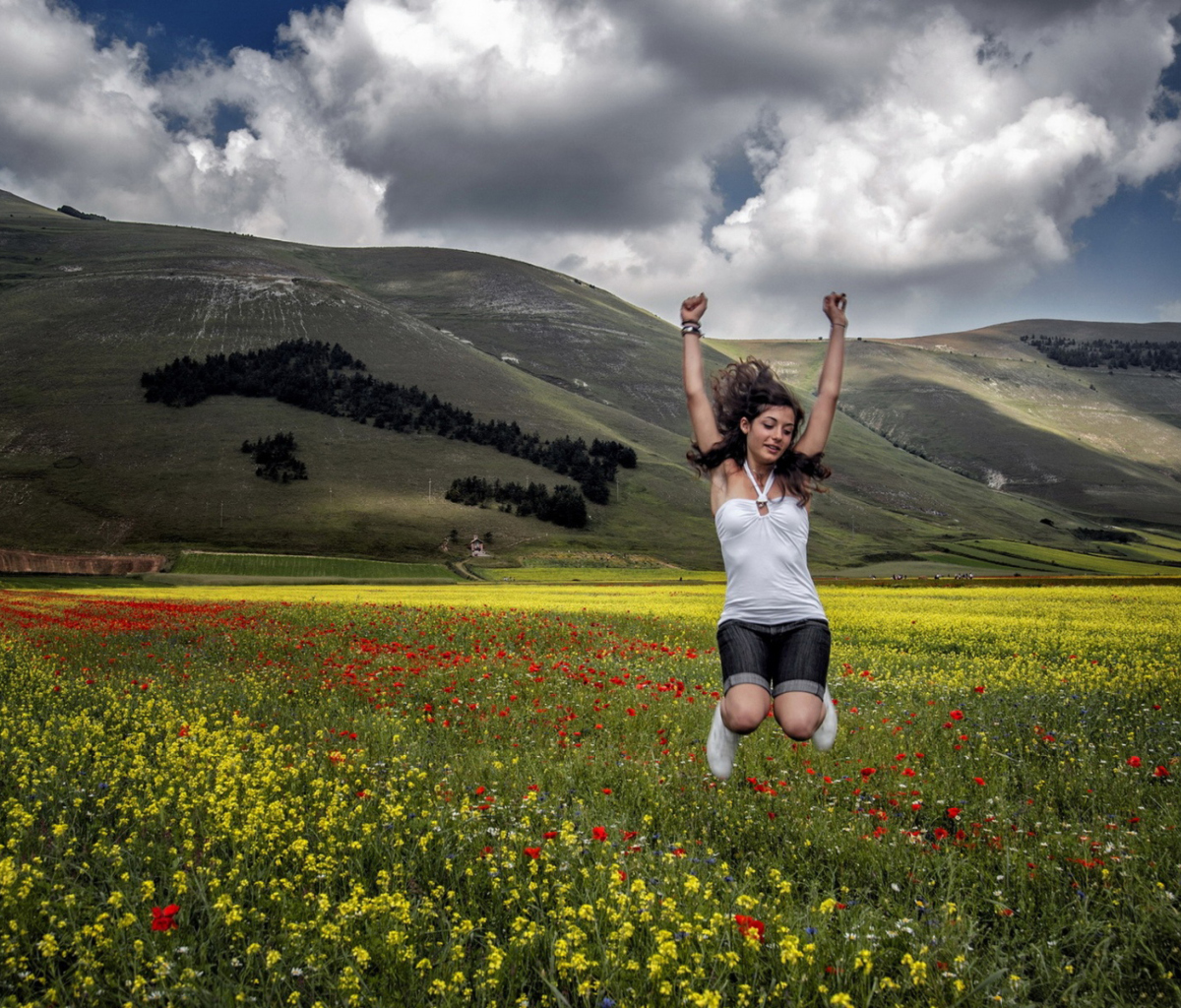 Fondo de pantalla Happy Girl Jumping 1200x1024