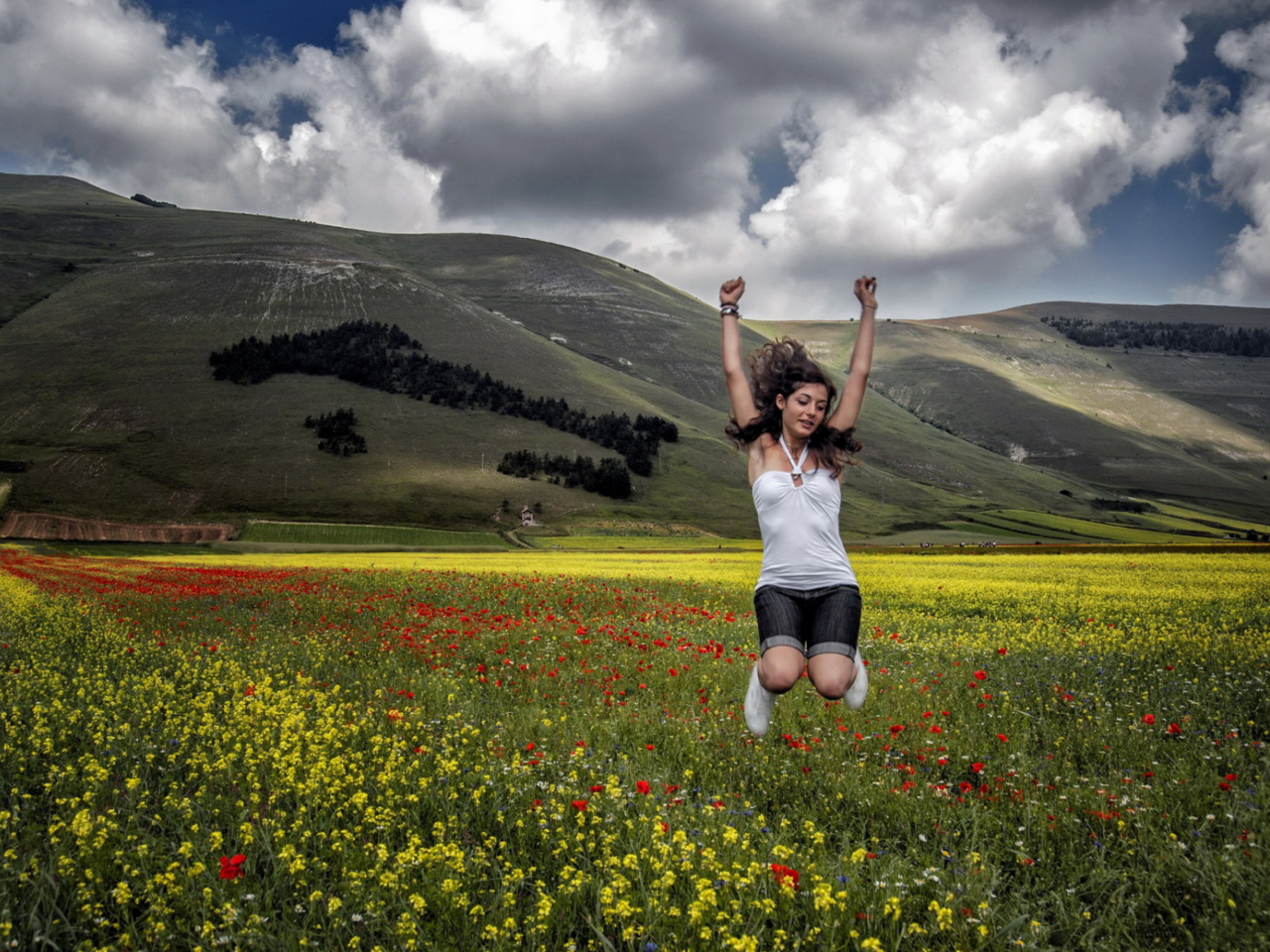 Das Happy Girl Jumping Wallpaper 1280x960