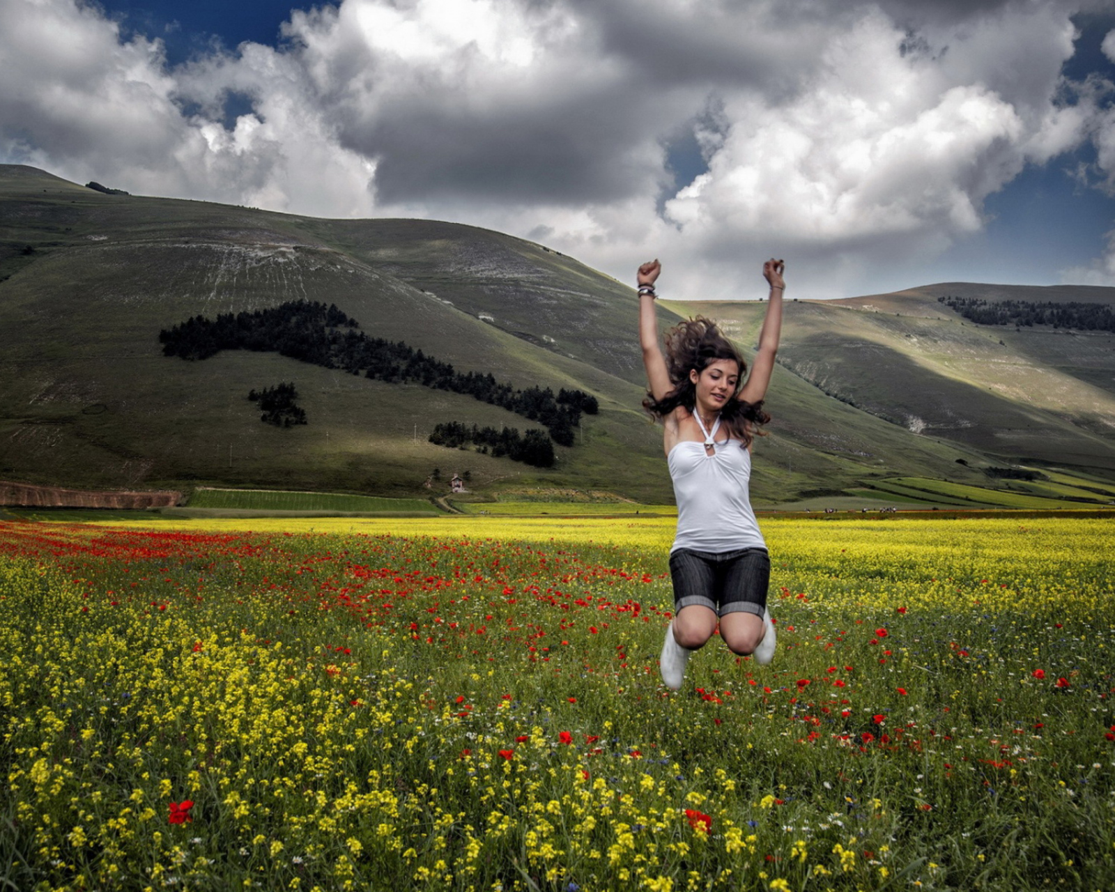 Das Happy Girl Jumping Wallpaper 1600x1280