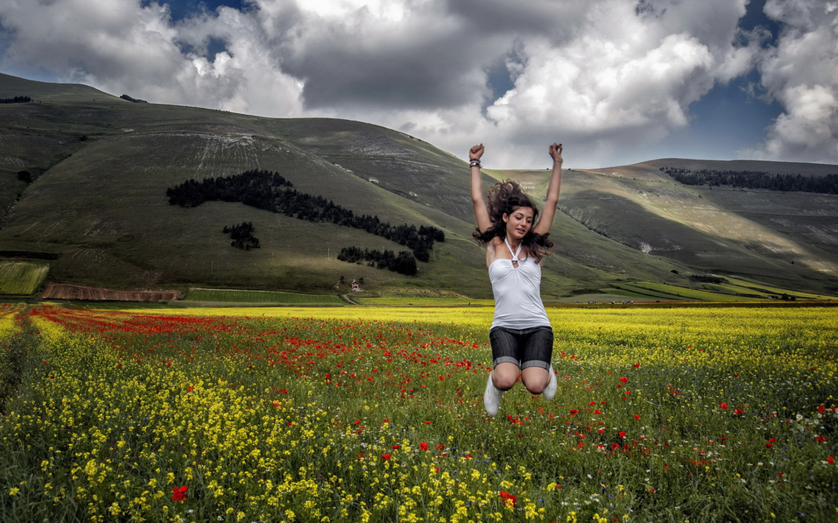 Обои Happy Girl Jumping 1680x1050