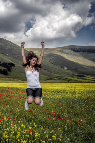 Sfondi Happy Girl Jumping 320x480