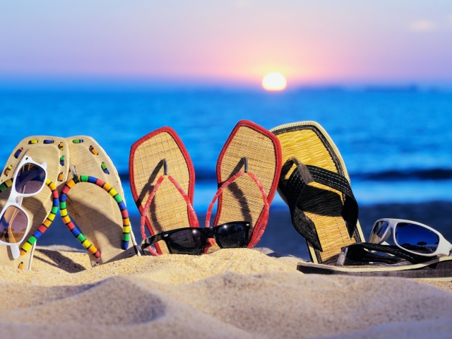 Das Sandals And Sunglasses Wallpaper 640x480