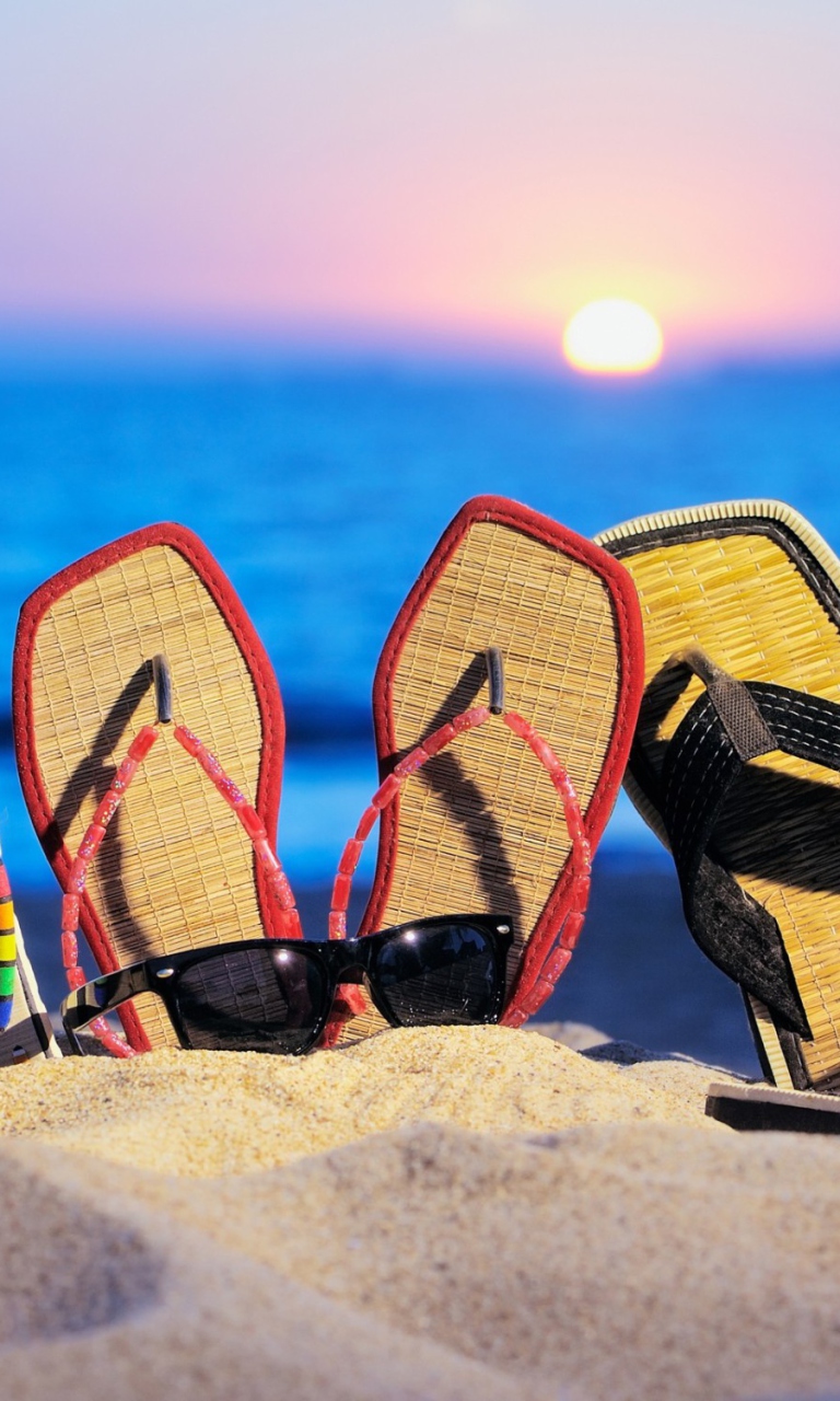 Das Sandals And Sunglasses Wallpaper 768x1280