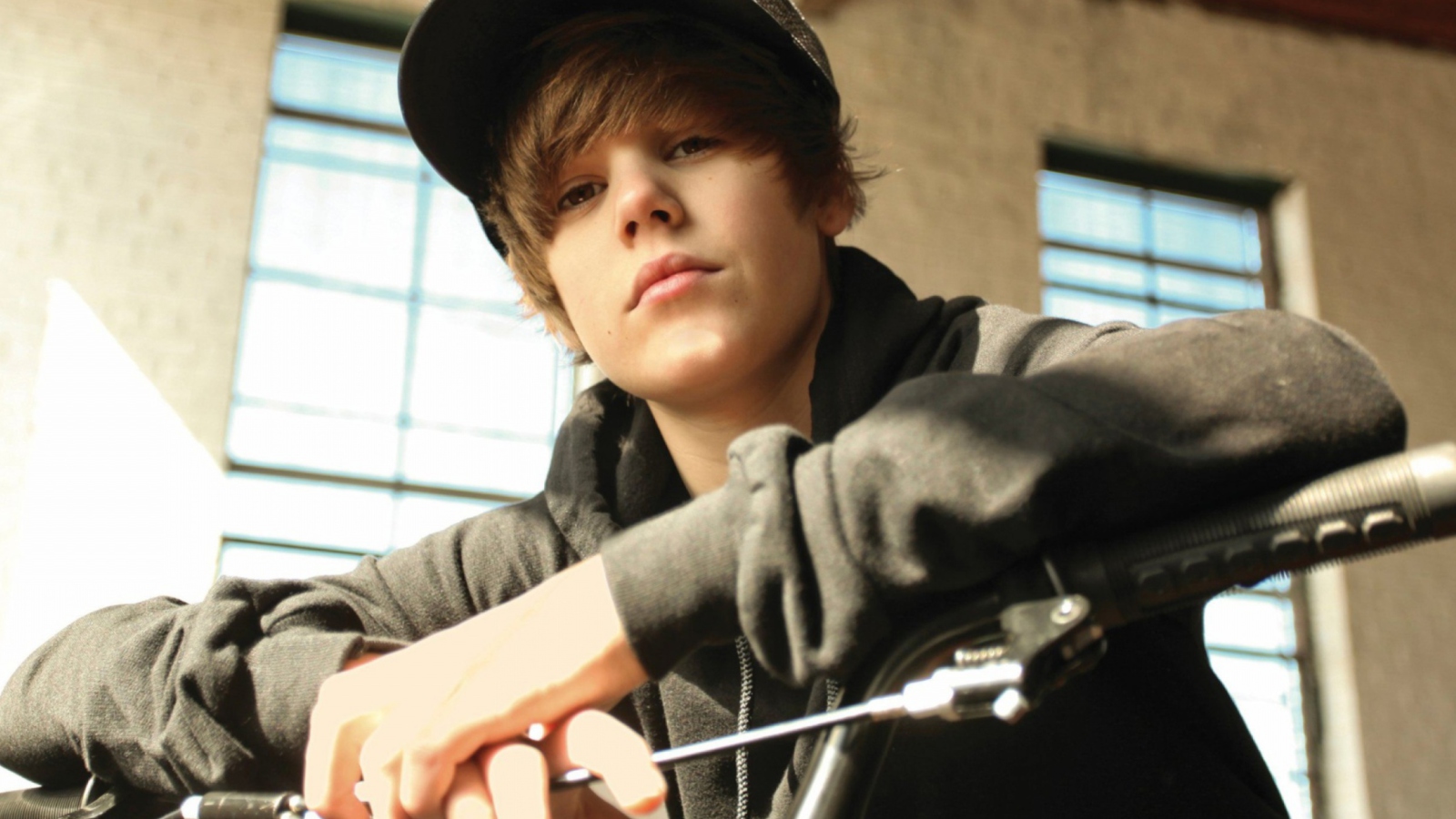 Обои Justin Bieber 1600x900