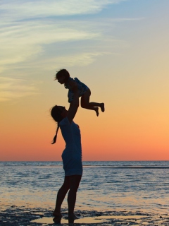 Das Mother And Child On Beach Wallpaper 240x320