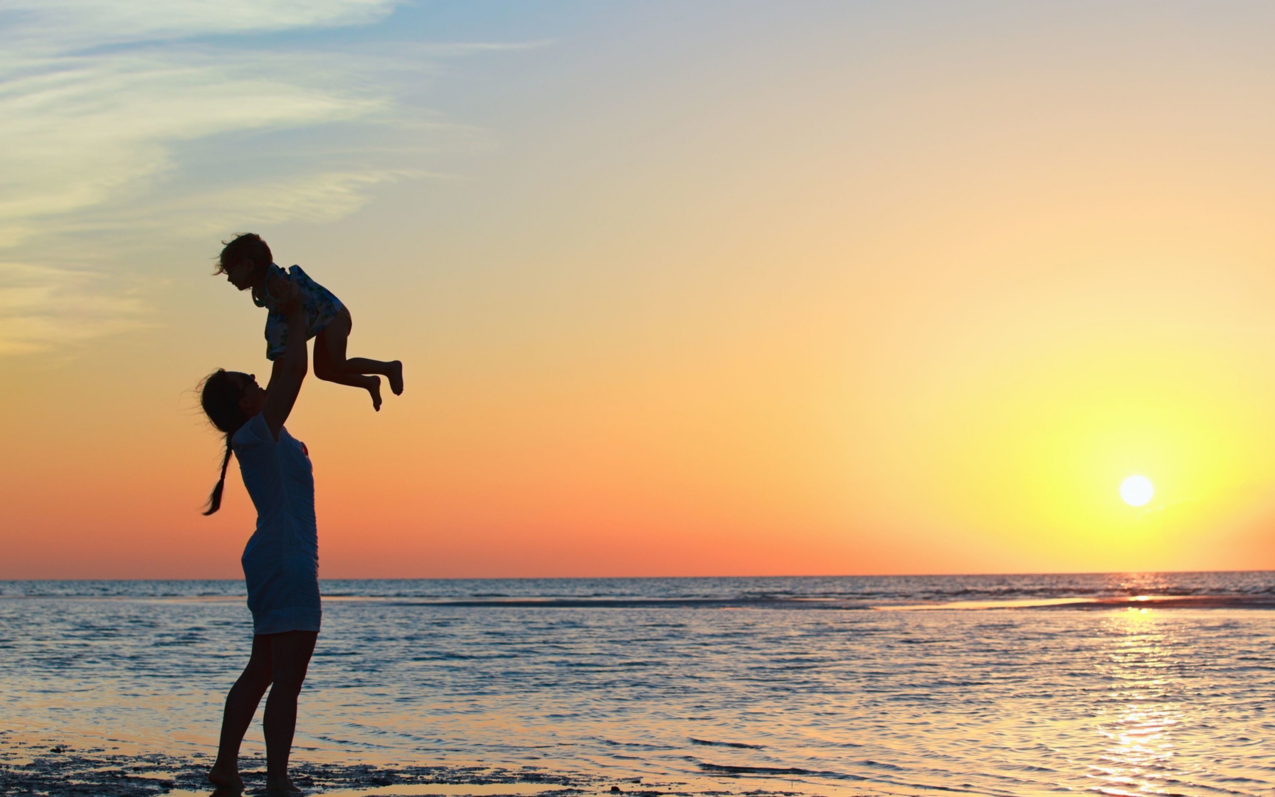 Das Mother And Child On Beach Wallpaper 2560x1600