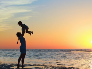 Das Mother And Child On Beach Wallpaper 320x240